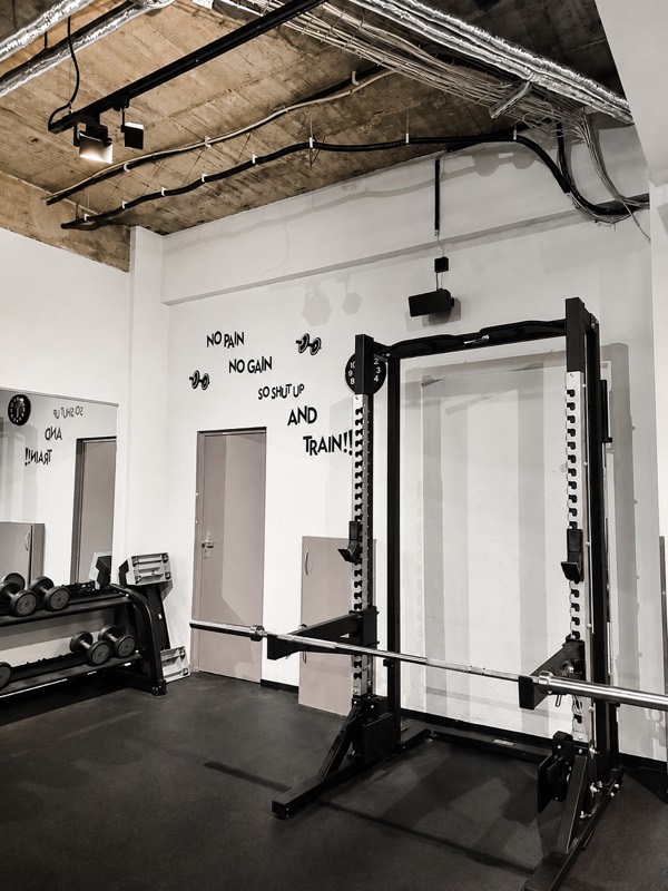 Power Rack mit Langhantel im Krafttrainingsbereich